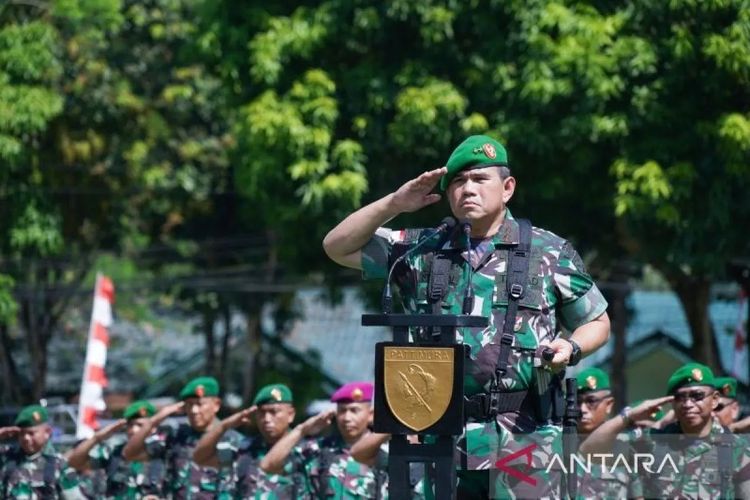 Mayjend TNI Syafrial dalam Apel internal gelar pasukan dalam rangka kesiapan pengamanan Pemilu tahun 2024 di lapangan Mako Yonif 733/Masariku, Ambon (Antara/HO-Pers pendam)