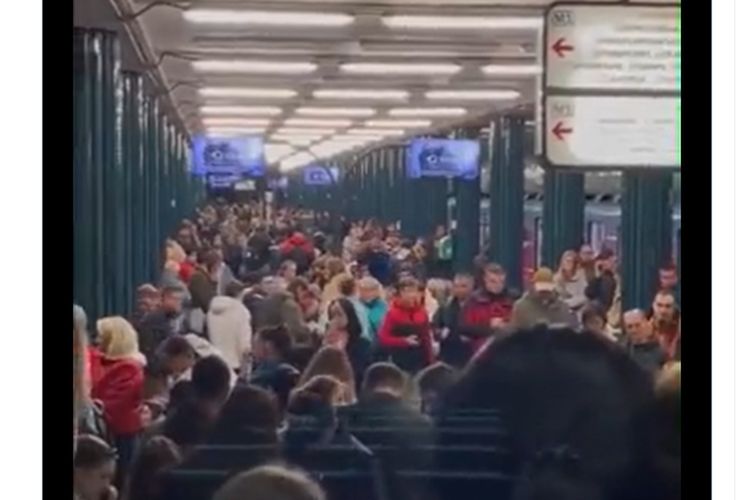 Tangkap layar Video menunjukkan warga Ukraina nyanyikan lagu kebangsaan saat berlindung dari serangan rudal Rusia di stasiun metro bawah tanah Ibu Kota pada Senin (10/10/2022).
