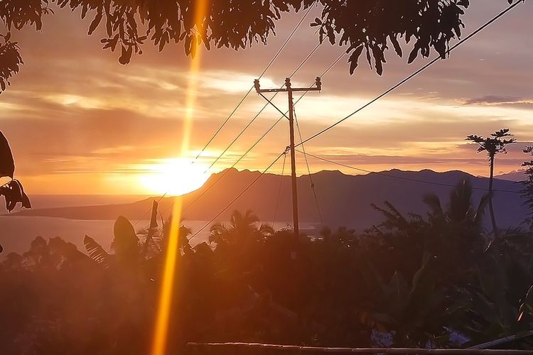 Salah satu daya tarik berwisata di Pulau Flores, NTT untuk menikmati matahari terbenam seperti hari ini di Kampung Lekogoko di pinggir jalan Kampung Lekogoko, Desa Lekogoko, Kecamatan Aimere, Kabupaten Ngada, Flores, NTT, Sabtu, (29/10/2022). (KOMPAS.com/MARKUS MAKUR)