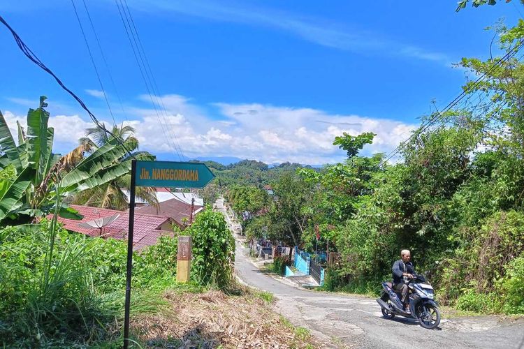 Tampak jalan dari posisi ketinggian di wilayah Kelurahan Setia Negara, Kecamatan Siantar Sitalasari, Kota Pematang Siantar, Selasa 29 April 2023.