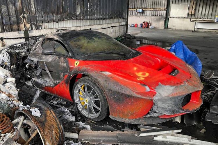 Koleksi mobil mewah terbakar di sebuah gudang di Inggris 