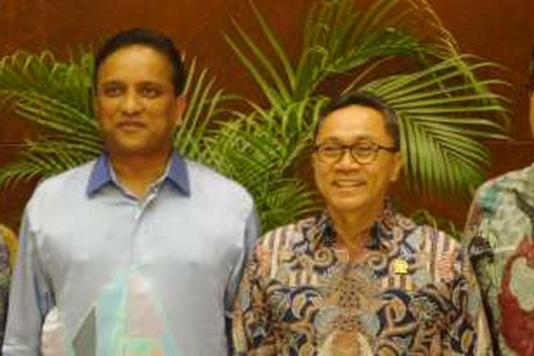 Ketua MPR RI Zulkifli Hasan (batik) melakukan kunjungan persahabatan dengan Wakil Menteri Luar Negeri Malaysia Dato Sri Reezak Merican di Kuala Lumpur, Selasa (24/5/2016) malam.