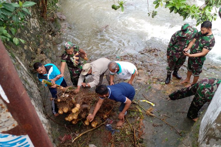 Kerja bakti dilakukan pasca banjir bandang yang melanda Desa Sendangrejo, Kecamatan Ngimbang, Lamongan.