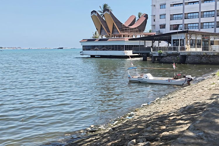 Sampah Menumpuk di Pantai Losari Makassar, Kiriman dari Kanal-kanal yang Muaranya ke Laut