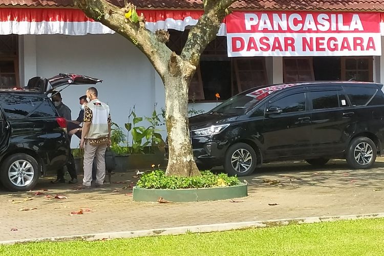 Petugas KPK menaikkan sejumlah barang ke mobil sesaat sebelum meninggalkan kantor Bupati Banjarnegara, Jawa Tengah, Selasa (10/8/2021).