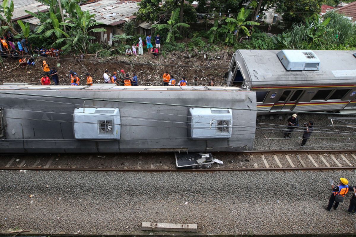 Kereta Api 1722 jurusan Jatinegara menuju Bogor anjlok saat melintas di antara Stasiun Cilebut dan Bogor, Minggu (10/3/2019). Akibatnya, enam orang mengalami luka-luka dan sejumlah perjalanan KRL lintas Jakarta Kota-Bogor terganggu.