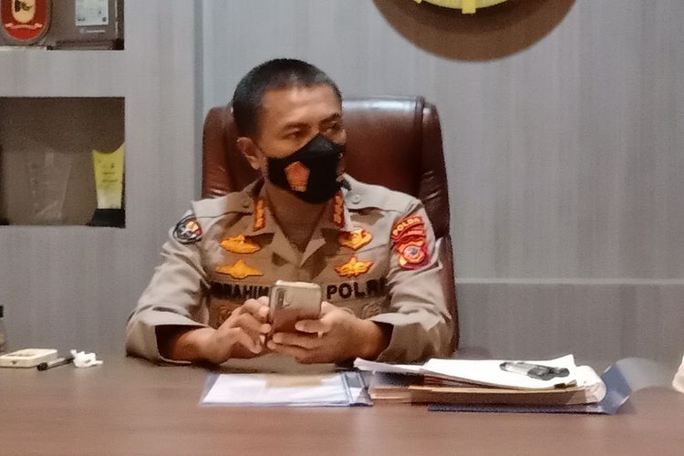 Kabidhumas Polda Jabar Kombes Pol Ibrahim Tompo tengah menjelaskan perkembangan kasus pembunuhan ibu dan anak di Subang.