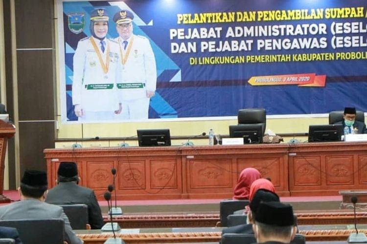 Pelantikan pejabat Pemkab Probolinggo hanya 20 orang, sebagai upaya physical distancing di tengah pandemik korona.