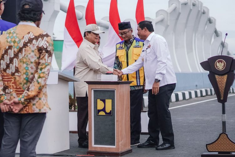 Presiden Republik Indonesia (RI) Prabowo Subianto meresmikan proyek flyover Madukoro, di Jalan Yos Sudarso, Kota Semarang, Jawa Tengah (Jateng), Rabu (11/12/2024). 