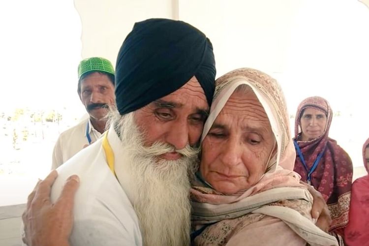 Tangkap layar Gurmukh Singh (kiri) dan Mumtaz Bibi saat bertemu dengan saudaranya untuk pertama kalinya di Kartarpur Sahib Gurdwara di Pakistan.
