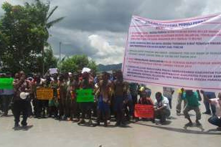 Ratusan mahasiswa asal Kabupaten Puncak menggelar aksi unjuk rasa di halaman Kantor Kejaksaan Tinggi Papua, Kota Jayapura, Kamis (3/3/2016).Mereka menuntut kejaksaan memeriksa Bupati Puncak Wilem Wandik atas dugaan penyalahgunaan dana bantuan sosial senilai Rp 15 miliar.