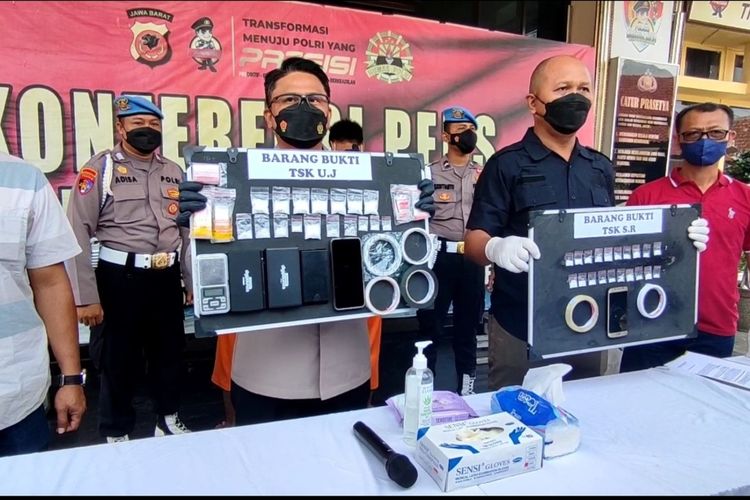 Kapolres Cirebon Kota AKBP Fahri Siregar memberikan penjelasan terkait penangkapan kurir sabu yang dikendalikan dari dalam Lapas Khusus Narkotika Gintung Cirebon, Selasa (13/9/2022)