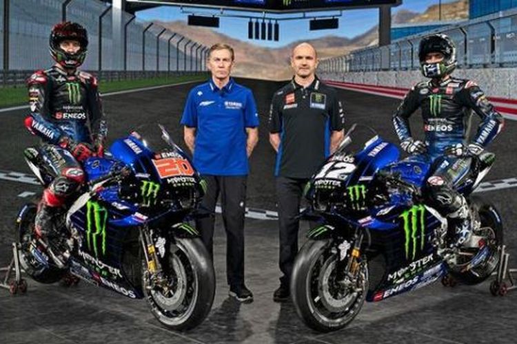 Fabio Quartararo dan Maverick Vinales bersama Lin Jarvis serta Massimo Meregalli dalam acara peluncuran tim Monster Energy Yamaha untuk MotoGP 2021, Senin (15/2/2021). Foto: Tangkapan layar Instagram Yamaha MotoGP