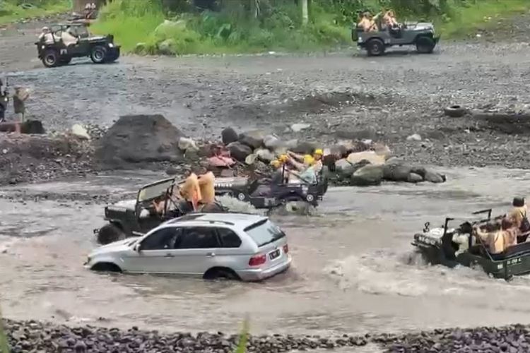 Foto mobil wisatawan yang terjebak di aliran Kali Kuning, Kapanewon Pakem, Kabupaten Sleman yang menjadi track jip wisata lava tour Merapi. Peristiwa tersebut terjadi pada Minggu (21/04/2024). (Foto dikumentasi Asosiasi Jeep Wisata Lereng Merapi)