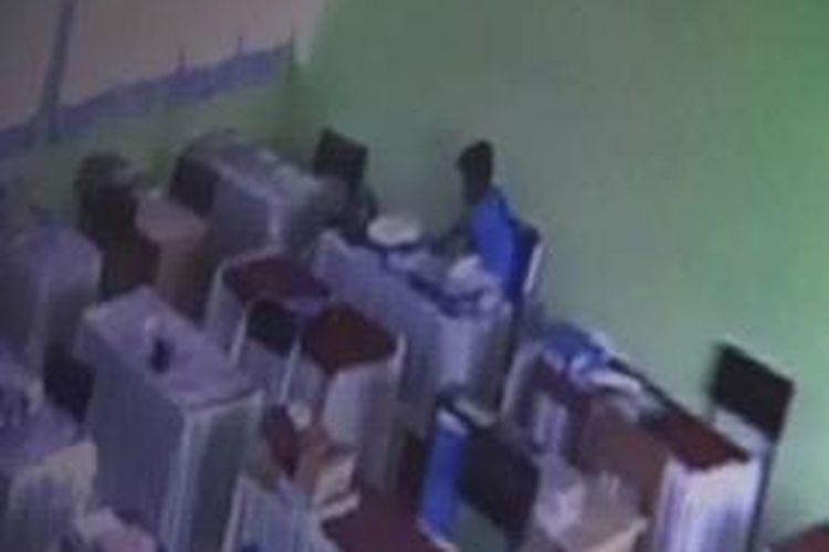 Tiga pelaku pencurian di sebuah sekolah di Mamuju terekam CCTV dengan cepat ditangkap polisi, termasuk barang bukti.
