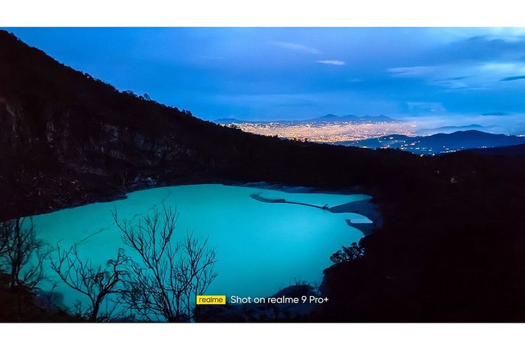 Destinasi wisata Kawah Putih Ciwidey yang ada di Kabupaten Bandung, Jawa Barat. 