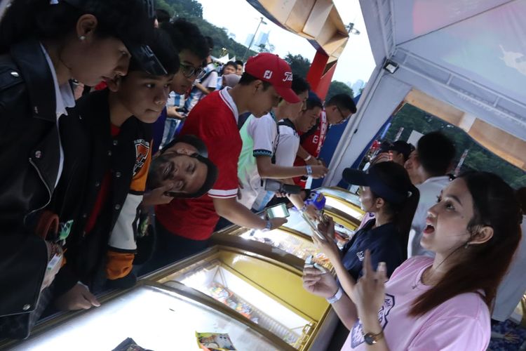 Produsen es krim, Aice Group turut meramaikan pesta bola Garuda vs Tango yang digelar di Stadion Utama Gelora Bung Karno (SUGBK), Jakarta, Senin (19/6/2023). Kemeriahan itu diwujudkan dalam pembagian puluhan ribu es krim di sejumlah titik kawasan SUGBK bagi para suporter timnas Indonesia.