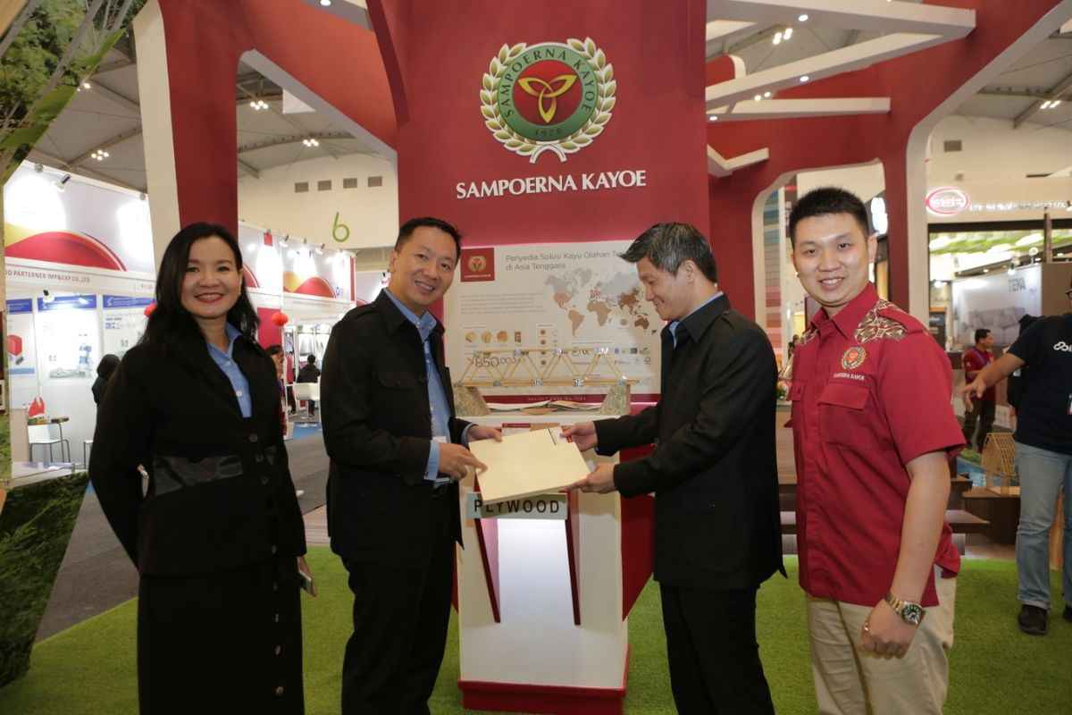 Sampoerna Kayoe membidik target pertumbuhan penjualan 6 persen tahun 2019. Salah satu cara mencapai target itu dengan mengikuti pameran IndoBuildTech di ICE BSD City. Tampak dalam gambar dari kiri ke kanan: Marketing Head Sampoerna Kayu  Christine Suhartini, CEO Sampoerna Kayoe Riko Setyabudhy Handoko, Direktur Komersial Rudiyanto Tan, dan Assistant Barnd Manager Ferdy Septian. 