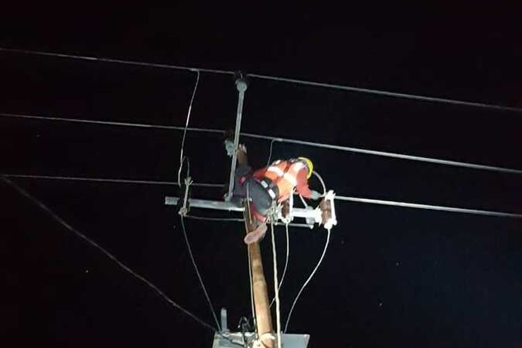 Petugas PLN NTT memperbaiki jaringan listrik yang rusak di Kabupaten Sabu Raijua