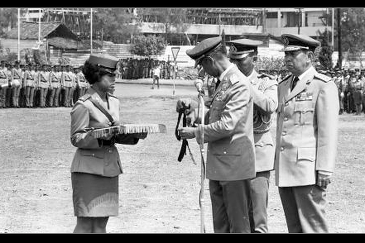 Serah terima jabatan Kapolri antara Jenderal Hoegeng Iman Santoso kepada penggantinya Moh Hassan oleh Presiden Soeharto pada 1971.