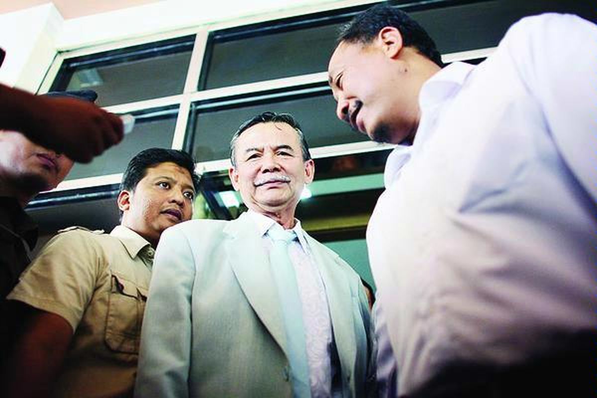 Wakil Ketua (nonaktif) Komisi Pemberantasan Korupsi Bibit Samad Rianto (tengah) meninggalkan kantor Kejaksaan Negeri Jakarta Selatan seusai mengikuti penyidik Polri melimpahkan berkas dan barang bukti kasus Bibit ke kejaksaan negeri, Senin (30/11).