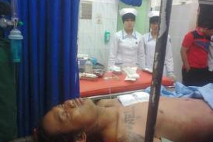Pria penuh tato di sekujur tubuh itu langsung dirawat intensif di Rumah Sakit Bhayangkara di Jalan Pahlawan, Tebing Tinggi, Sumatera Utara, Sabtu (27/6/2015).