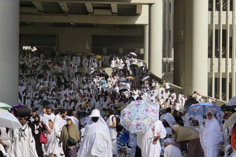 Jemaah haji dari seluruh dunia memenuhi jamarat, tempat lempar jumrah di Mina, Saudi Arabia, Minggu (16/6/2024).