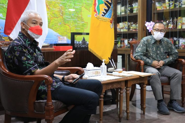 Gubernur Jawa Tengah, Ganjar Pranowo mengadakan pertemuan dengan Komisioner KPU Jateng untuk membahas soal persiapan Pilkada dan Pemilu 2024 di kantornya pada Selasa (5/4/2022).