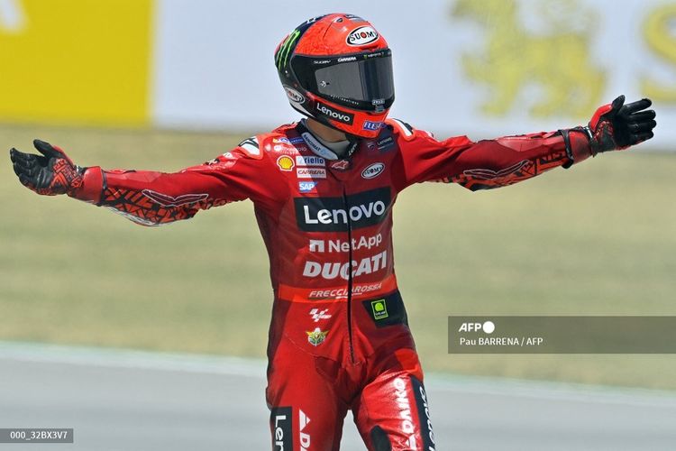 Ducati Italian rider Francesco Bagnaia reacts after being affected by Honda LCR Japanese rider Takaaki Nakagami's fall during the Moto Grand Prix de Catalunya at the Circuit de Catalunya on June 5, 2022 in Montmelo on the outskirts of Barcelona. (Photo by Pau BARRENA / AFP)