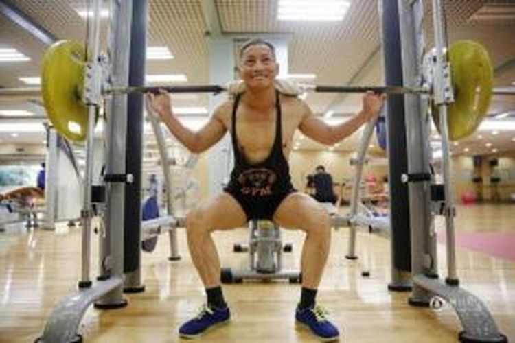 Ying Dingguo (76) masih menekuni binaraga dan masih mampu berlatih fisik selama dua jam sehari.