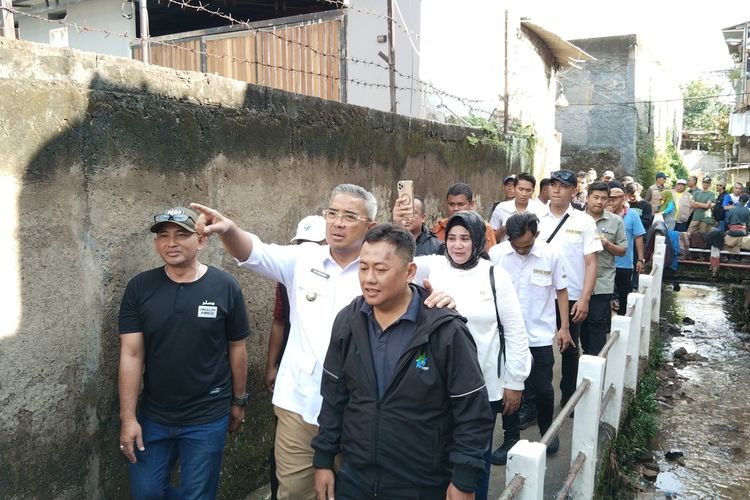 Wali Kota Bandung, Muhammad Farhan, meninjau daerah Sukagalih, Ujungberung, Kota Bandung, Senin (7/4/2025). Sehari sebelumnya, daerah ini sempat mengalami banjir.