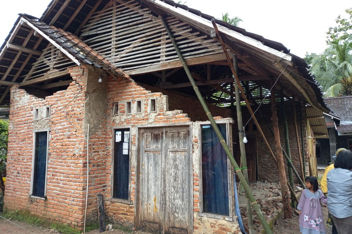 Salah satu rumah yang rusak karena terdampak gempa M 6,6 di Kecamatan Munjul, Kabupaten Pandeglang, Provinsi Banten.