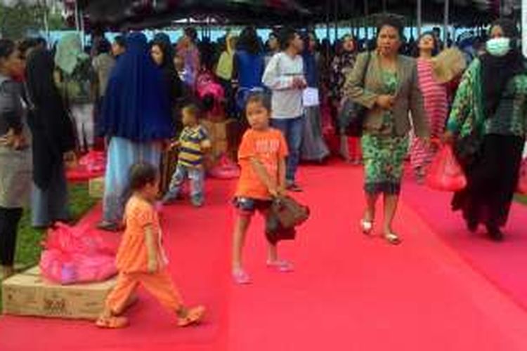 Ribuan orang terdiri ibu hamil, balita, dan anak-anak sekolah mengambil paket pemberian makanan tambahan di Balikpapan. Presiden RI Joko Widodo hadir dalam pembagian PMT ini.