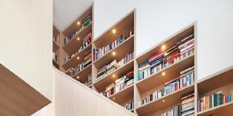 Tidak ingin rak-rak buku Anda mendominasi ruangan? Anda bisa membuat rak-rak sendiri sepanjang tembok di sisi tangga.