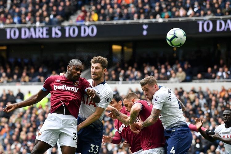 Michail Antonio dan Ben Davies mencoba menyundul bola pada pertandingan Tottenham vs West Ham United di Stadion Tottenham Hotspur dalam lanjutan Liga Inggris, 27 April 2019. 