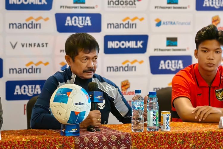Pelatih Timnas U22 Indonesia Indra Sjafri dan bek Kadek Arel berbicara depan media pada sesi konferensi pers jelang Timnas U22 Indonesia vs Mali, di Jakarta Jumat (14/11/2025).