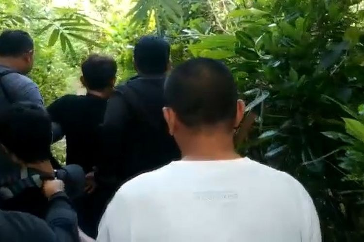 Salah seorang tahanan (tengah baju hitam) yang kabur dari Polsek Gunung Sari, Senin malam (24/1/2022) berhasil ditangkap aparat kepolisian di kawasan hutan Sesaot Lombok Barat , Selasa (25/1/2022).