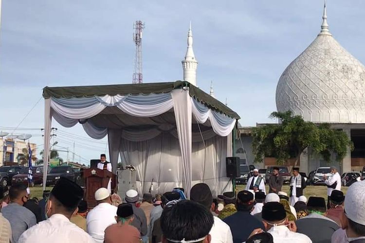 Bupati Bener Meriah, Sarkawi saat memberikan sambutan sebelum pelaksanaan shalat Idul Fitri 1441 hijriah di Masjid Babussalam, Simpang Tiga Redelong, Bener Meriah, Aceh, Minggu (24/5/2020).