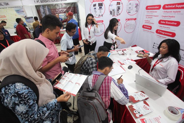 Sejumlah pencari kerja mencari informasi lowongan pekerjaan di salah satu stan perwakilan perusahaan saat bursa kerja Arek Suroboyo Siap Kerjo (ASSIK) di Surabaya, Jawa Timur, Selasa (20/5/2025). Pemerintah Kota Surabaya menggelar bursa kerja yang berlangsung sampai 23 Mei 2025 melalui kerja sama dengan 54 perusahaan dalam negeri dan luar negeri yang menyediakan 732 lowongan pekerjaan. ANTARA FOTO/Didik Suhartono/nym.