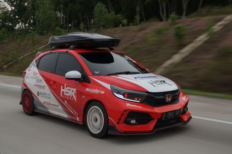 Honda Brio dengan pelek HSR Wheel melintas di jalan Pulau Sumatera untuk menguji ketangguhan pelek.
