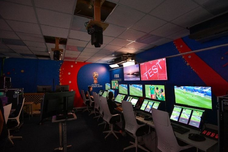Situasi ruang kontrol Video Assistant Referee (VAR) di International Broadcast Centre (IBC), Moskwa, pada 9 Juni 2018. 