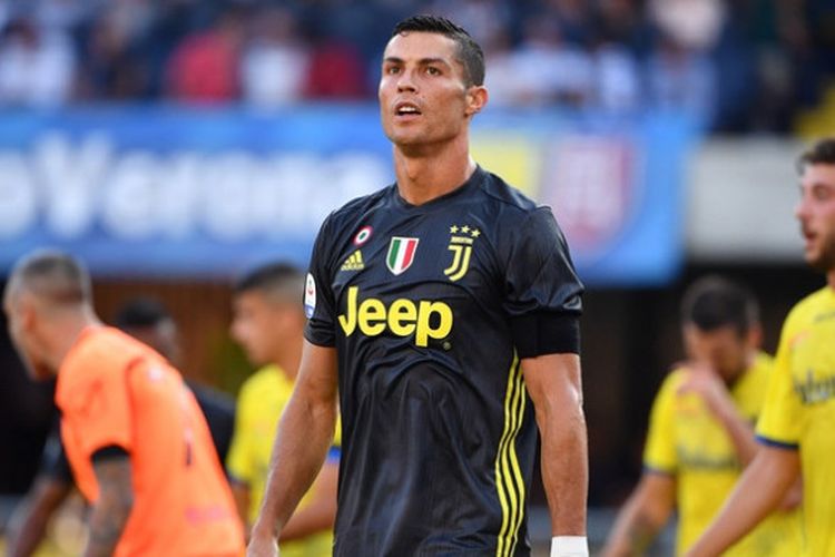 Ekspresi megabintang Juventus, Cristiano Ronaldo, dalam laga Liga Italia kontra Chievo di Stadion Marc Antonio Bentegodi, Verona pada 18 Agustus 2018.