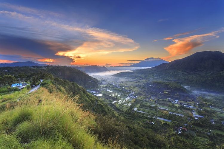 Ilustrasi Bali - Pemandangan dari atas bukit di Desa Pinggan, Kintamani, Bangli, Bali.