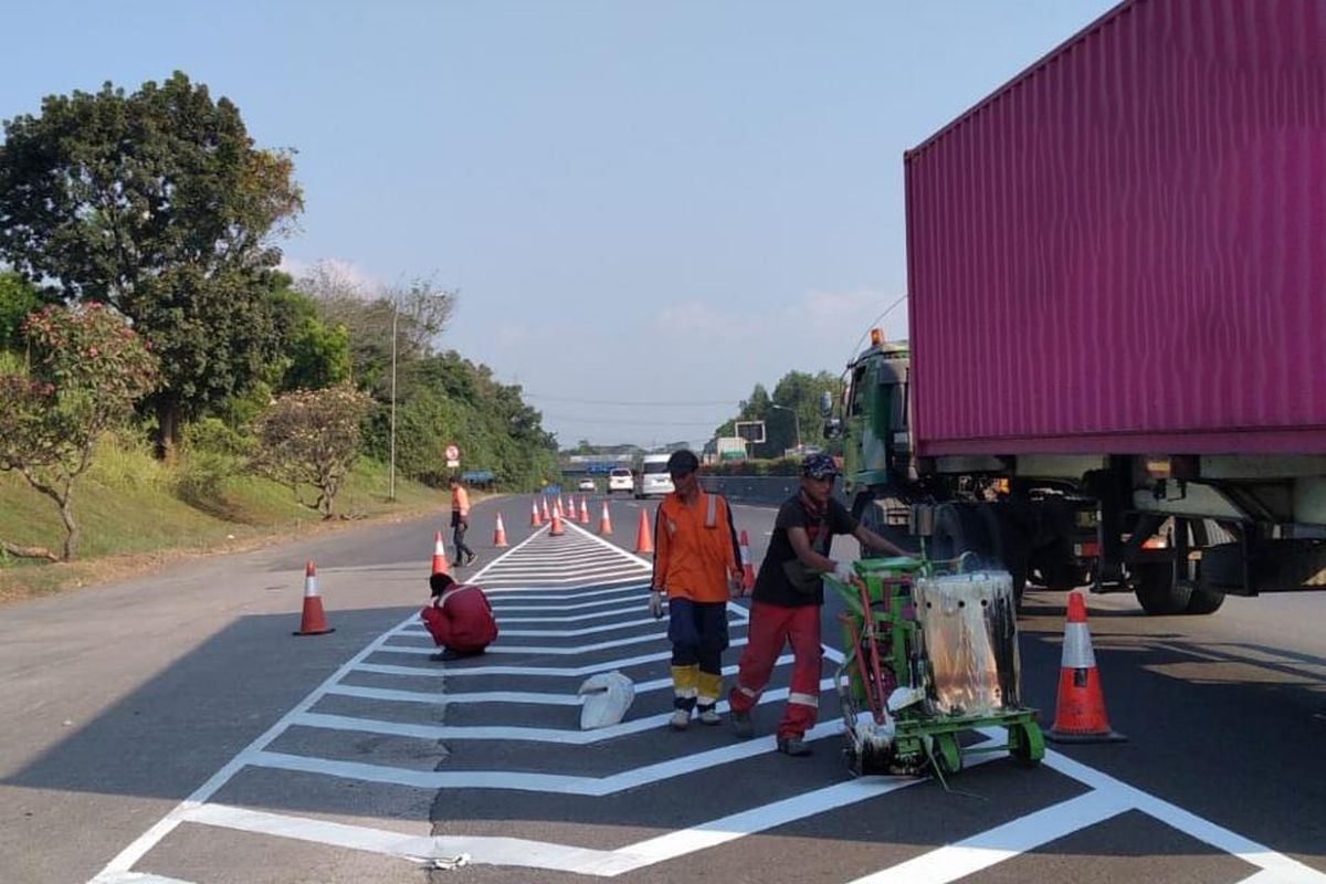 Pekerjaan pengecatan marka jalan di ruas tol cipularang dan padaleunyi