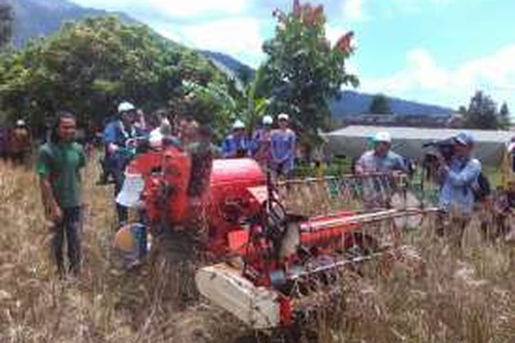 Ketua Umum Aptindo yang juga Direktur Indofood Franciscus Welirang, naik combi mesin untuk panen gandum di Desa Wates, Salatiga, Kamis (8/9/2016).