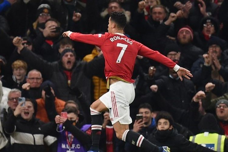 Penyerang Manchester United, Cristiano Ronaldo, merayakan gol ke gawang Arsenal pada laga lanjkutan Liga Inggris di Stadion Old Trafford, Jumat (3/12/2021) dini hari WIB. Gol pertamanya pada laga tersebut adalah yang ke-800 sepanjang karier sang pemain.