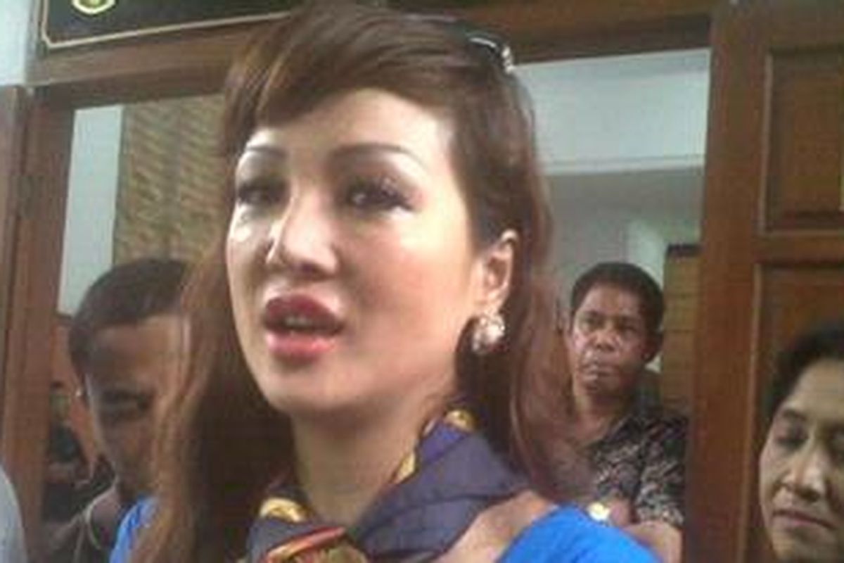 Teman Malinda Dee, Vivi Buntaran, hadir dalam sidang Pengadilan Negeri Jakarta Selatan, Selasa (8/11/2011). Ia membawa bunga dan makanan kesukaan Malinda. Kedatangannya sempat membuat sidang terganggu karena semua orang sibuk mengambil gambarnya dan membuat keributan.