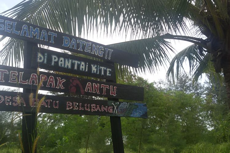 Plang nama Pantai Tapak Hantu Desa Batu Belubang, Bangka Tengah, Kepulauan Bangka Belitung.