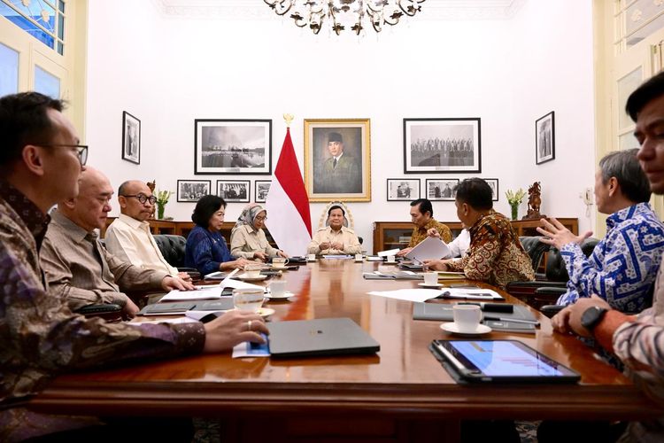 Menpan-RB Rini Widyantini menghadiri rapat penyampaian rekomendasi Dewan Ekonomi Nasional (DEN) di Istana Merdeka, Jakarta, Selasa (7/1/2025). Rapat ini dipimpin oleh Presiden Republik Indonesia (RI) Prabowo Subianto dan juga dihadiri oleh Ketua DEN Luhut Binsar Pandjaitan.