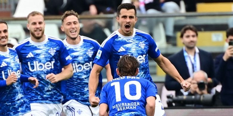 Marc Oliver Kempf merayakan gol dengan rekan satu timnya dalam pertandingan sepak bola Serie A Liga Italia antara Como vs Juventus di Stadion Giuseppe Sinigaglia di Como, Italia pada 19 Oktober 2025. Piero CRUCIATTI/AFP